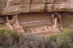 Vestiges des habitations indiennes Pueblo avec entrée à un Kiva, construit entre le 11e et le 14e siècle (détail)